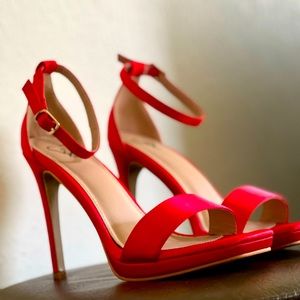 They are red and tall heels. They are Windsor heels. Only used for a ball.